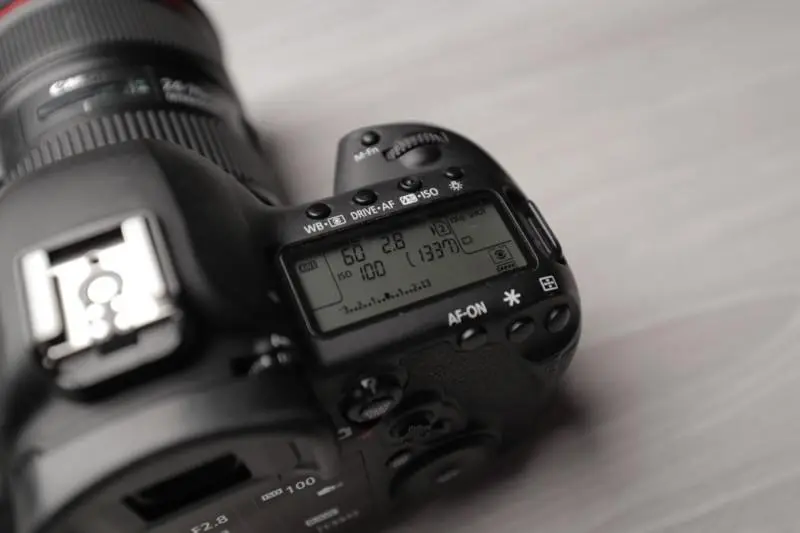 https://petapixel.com/assets/uploads/2021/03/11-5D4-Top-Facing-Screen-does-not-exist-on-R6-800x533.jpg