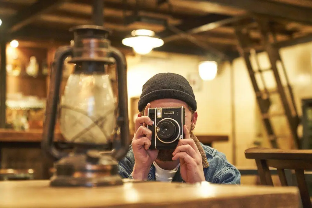 https://cdn.fstoppers.com/styles/medium/s3/media/2021/04/09/instax-mini-40-new-retro-2021-instant-camera-usman-dawood-fujifilm-fstoppers_6.jpg?itok=4rH9s2w6&timestamp=1617936691
