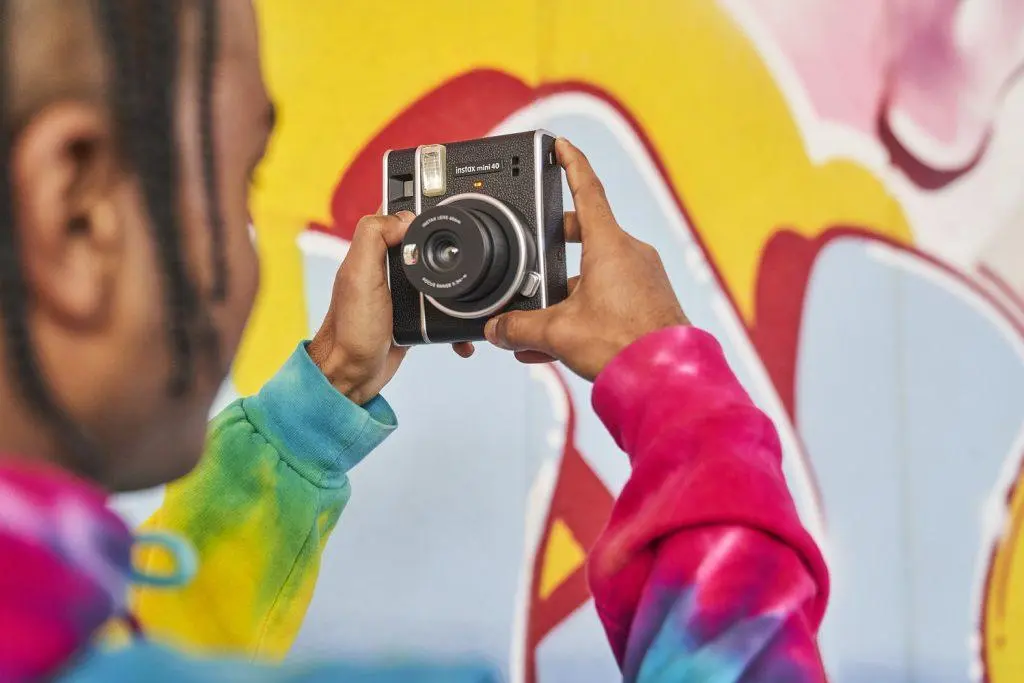 https://cdn.fstoppers.com/styles/medium/s3/media/2021/04/09/instax-mini-40-new-retro-2021-instant-camera-usman-dawood-fujifilm-fstoppers_9.jpg?itok=kgQgMvL-&timestamp=1617936691
